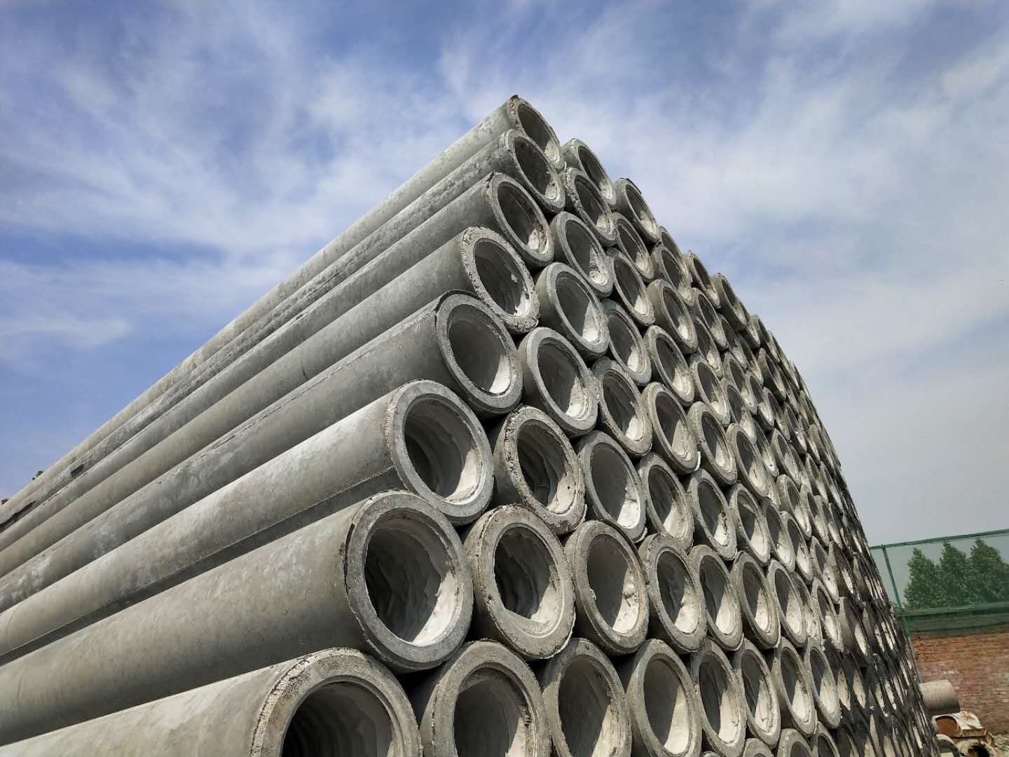 水泥電線(xiàn)桿出廠(chǎng)價(jià)解答10米、8米的電線(xiàn)桿地錨一般埋深多少